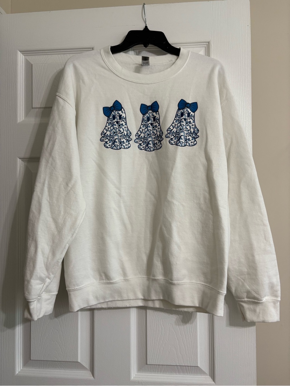 Blue Floral Ghost Bow Women’s Graphic Sweatshirt Gildan Heavy Blend size medium